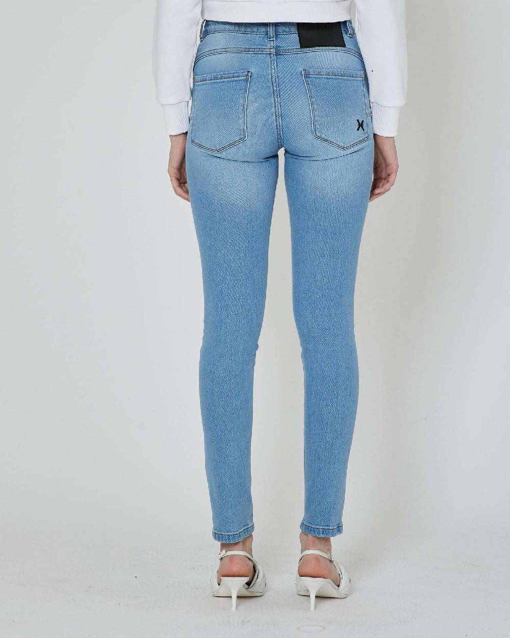 John Richmond Jeans slim con logo ricamato sul retro Comprane uno, ottenene uno gratis