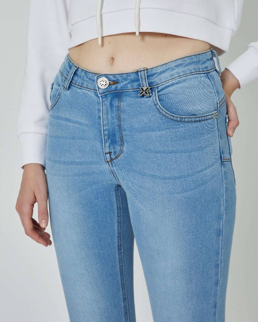 John Richmond Jeans slim con logo ricamato sul retro Comprane uno, ottenene uno gratis