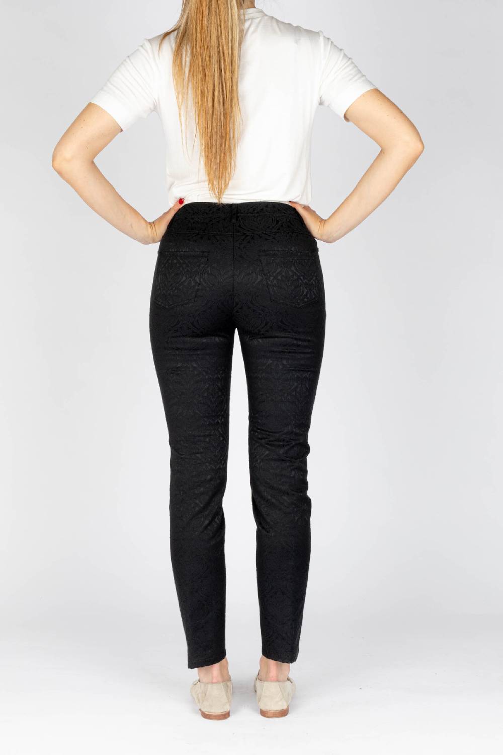 L.Pucci Pantaloni disegno fiore colore nero, linea Jeans tessuto jacquard Vendita