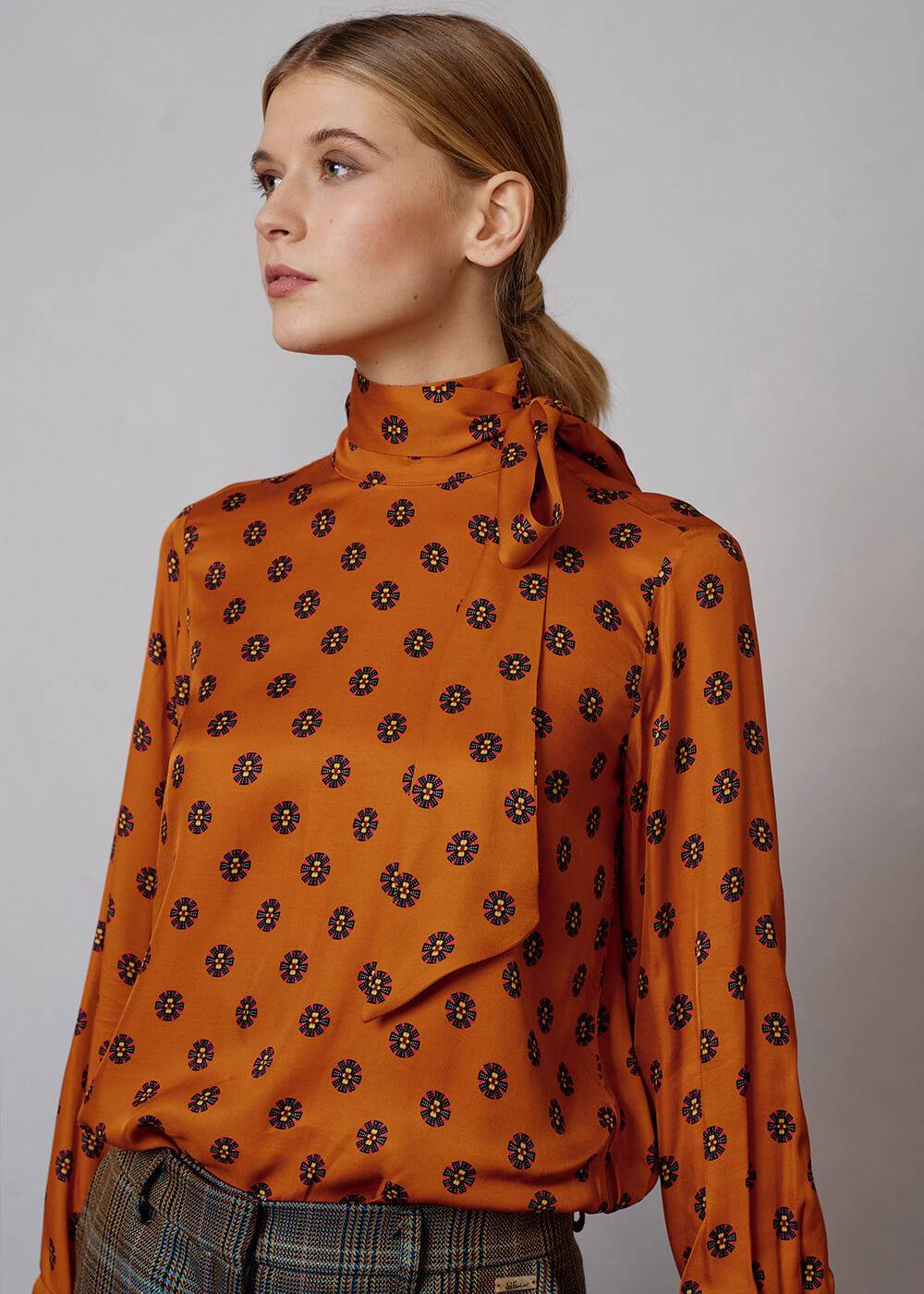 Luis Trenker Blusa modello Lubianca con fiocco e stampa Fino al 60% di sconto